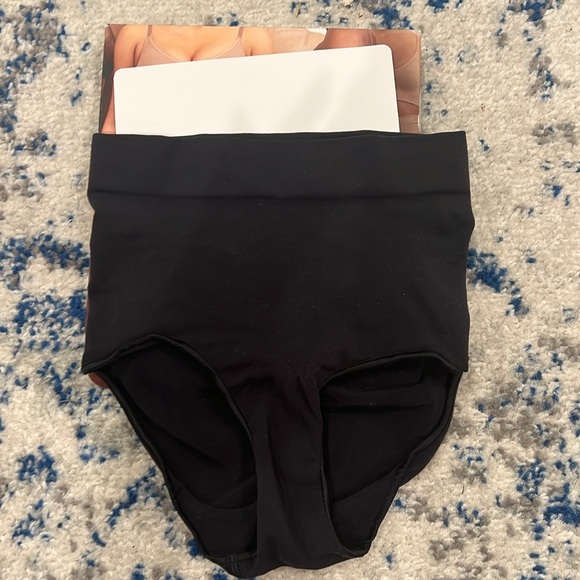 SKIMS sculpting highwaist bikini - Picture 3 of 5